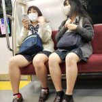 【電車パンチラ】毎日電車に乗るのは、あのコのエロい太ももを観るため